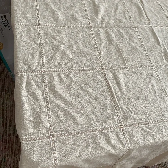 Tan and beige tablecloth 58 x 72 oval. Cotton Blend w/embroidery. EC. - Picture 10 of 14